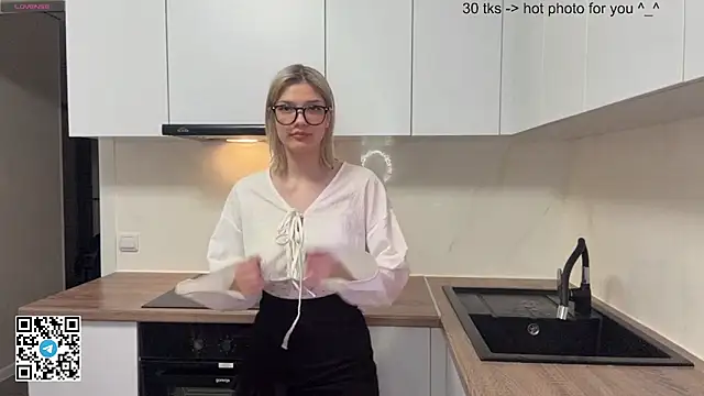 Carolini i online show from April 2026 05:41:01 PM