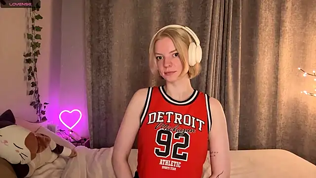 Snapshot of Marry_Sornatiko chatting on May 2026 06:27:02 PM Marry Sornatiko online show from May 2026 06:27:02 PM