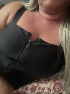 Nanda loiragostosa online show from April 2026 10:49:02 PM