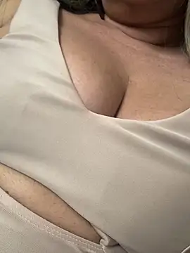 Nanda loiragostosa online show from April 2026 10:22:01 PM