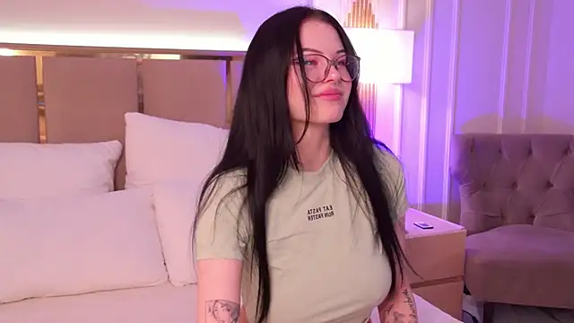 Snapshot of CindyMil chatting on March 2026 06:21:01 AM CindyMil online show from March 2026 06:21:01 AM