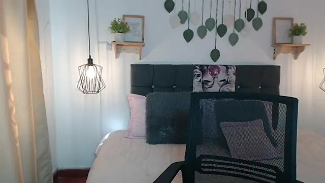 Emma hassani online show from April 2026 02:13:02 PM