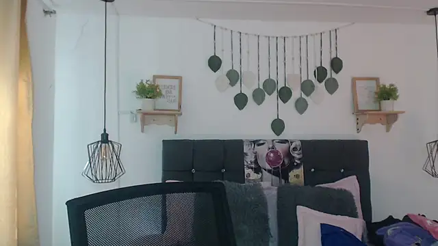 Emma hassani online show from April 2026 02:07:02 PM