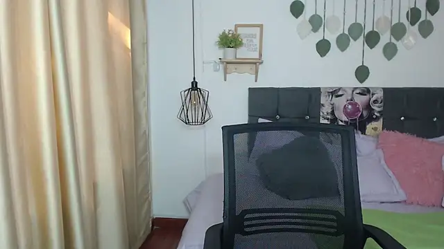 Emma hassani online show from April 2026 01:39:02 PM