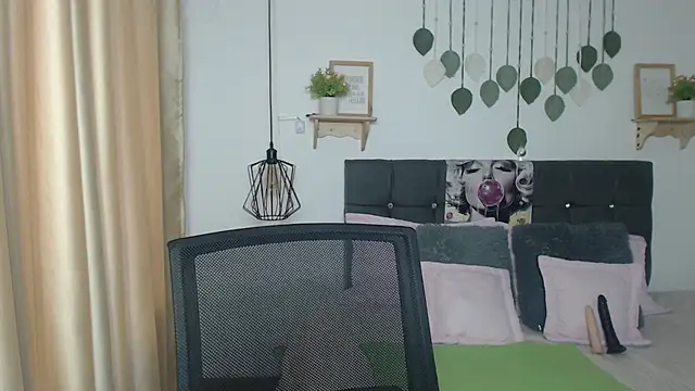 Emma hassani online show from April 2026 01:59:01 PM