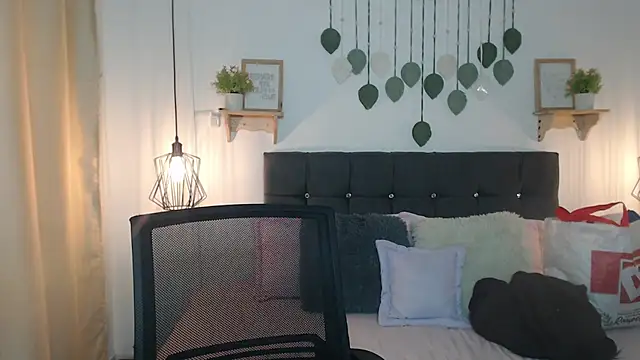 Emma hassani online show from April 2026 02:14:02 PM