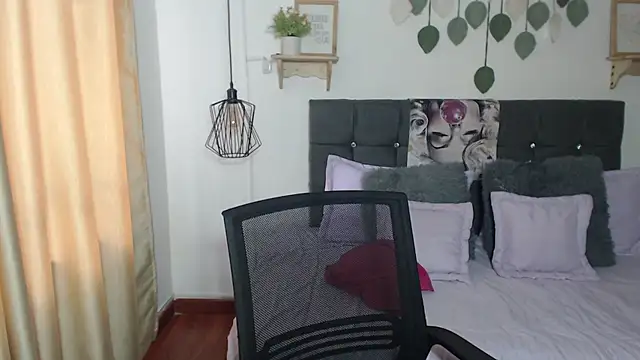 Emma hassani online show from April 2026 02:10:02 PM