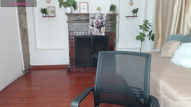Snapshot of Emma_hassani chatting on June 2026 01:30:01 PM Emma hassani online show from June 2026 01:30:01 PM