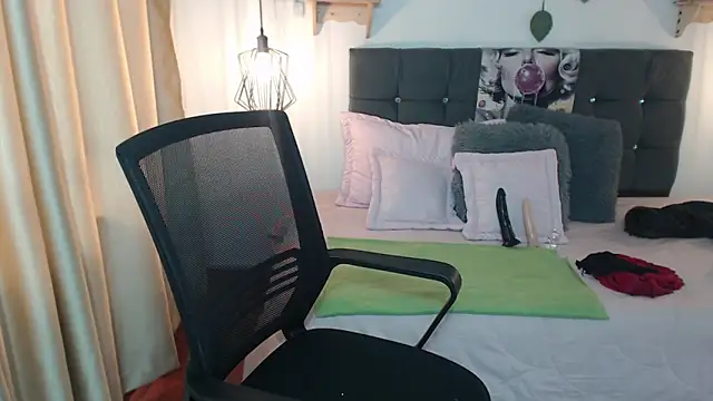 Emma hassani online show from April 2026 01:35:01 PM