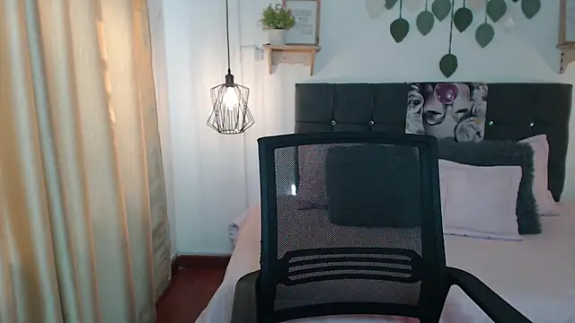 Emma hassani online show from April 2026 02:01:05 PM