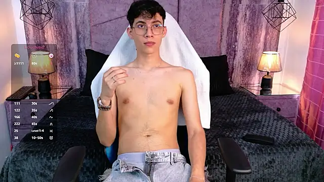 Snapshot of AronTawers chatting on July 2026 07:33:01 PM AronTawers online show from July 2026 07:33:01 PM