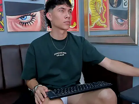 Snapshot of AronTawers chatting on February 2026 09:14:02 PM AronTawers online show from February 2026 09:14:02 PM