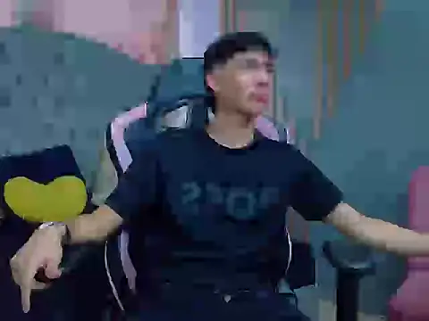 Snapshot of AronTawers chatting on February 2026 09:14:01 PM AronTawers online show from February 2026 09:14:01 PM