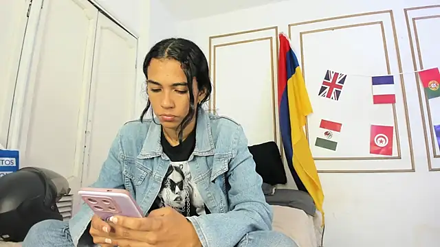 Snapshot of emily_gaviria1 chatting on June 2026 12:28:01 PM emily gaviria1 online show from June 2026 12:28:01 PM