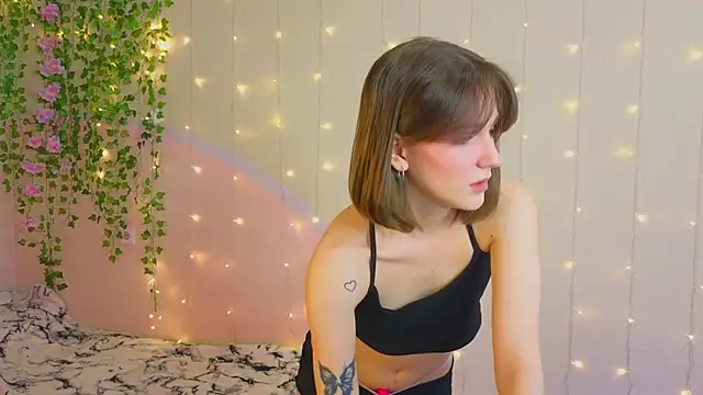 Snapshot of PeachyWhisper chatting on May 2026 07:02:01 AM PeachyWhisper online show from May 2026 07:02:01 AM