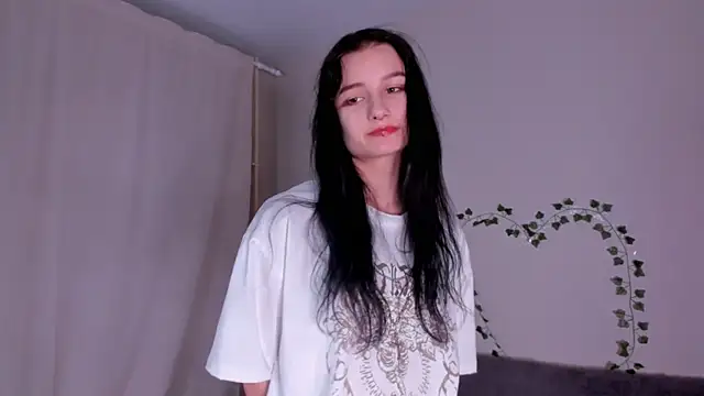 Snapshot of kira_montelle chatting on February 2026 03:01:02 PM kira montelle online show from February 2026 03:01:02 PM