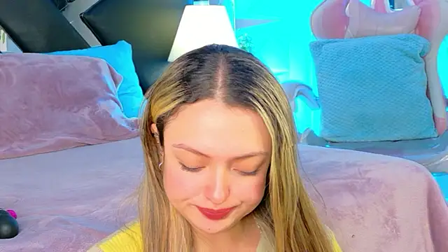 Giigii Hadid  online show from February 2026 08:19:02 PM