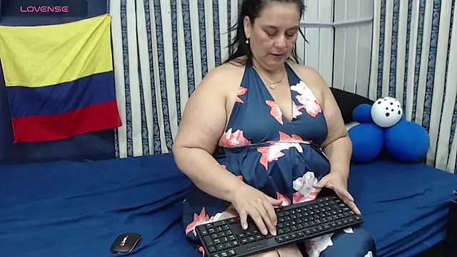 Snapshot of Sharlot_curvy chatting on June 2026 09:31:02 PM Sharlot curvy online show from June 2026 09:31:02 PM