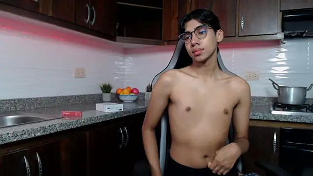 Snapshot of Eros_Lux chatting on May 2026 01:05:01 PM Eros Lux online show from May 2026 01:05:01 PM