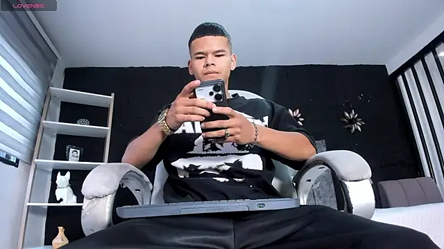 DylanRoyce  online show from April 2026 12:39:01 PM