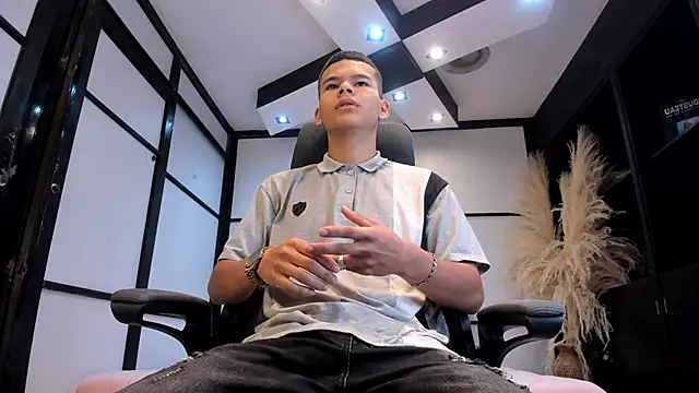 DylanRoyce  online show from April 2026 12:34:01 PM