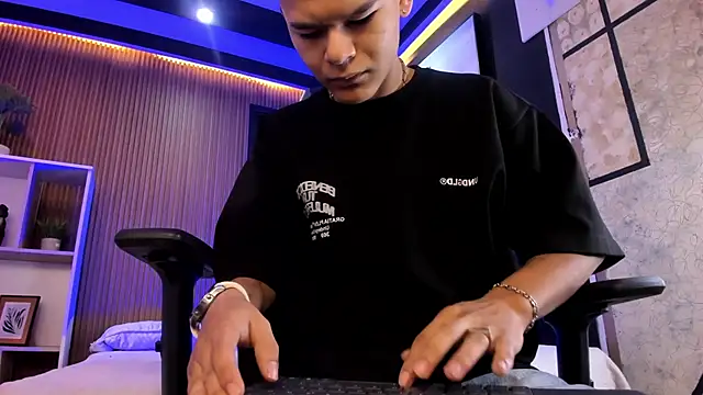 DylanRoyce  online show from April 2026 12:18:02 PM