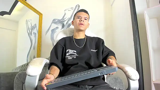 DylanRoyce  online show from April 2026 01:23:02 PM