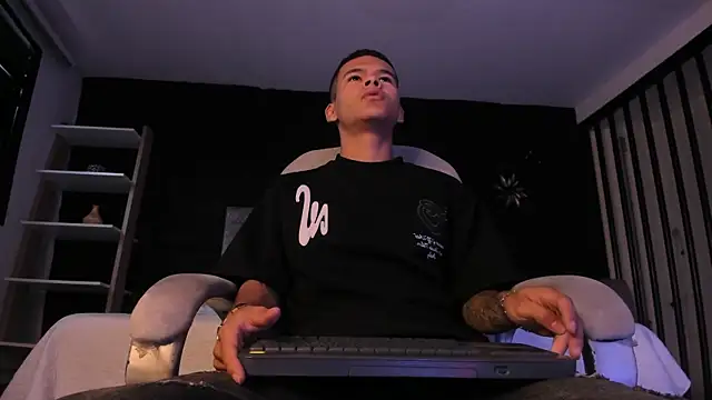 DylanRoyce  online show from April 2026 12:21:02 PM