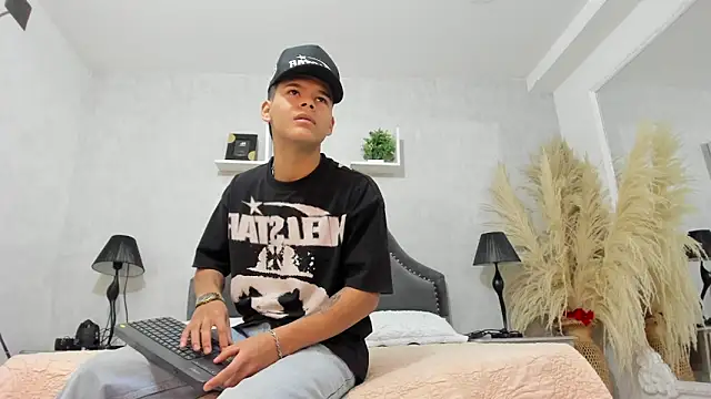 Snapshot of DylanRoyce_ chatting on June 2026 12:49:02 PM DylanRoyce online show from June 2026 12:49:02 PM