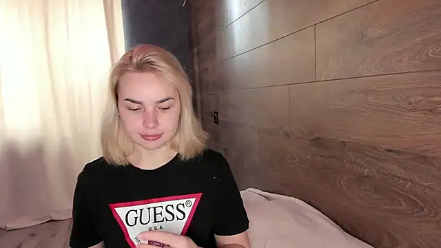 AmmyLuu online show from April 2026 10:38:02 AM