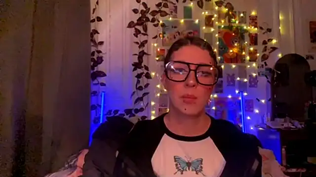 Snapshot of moonvampiq chatting on February 2026 11:05:02 PM moonvampiq online show from February 2026 11:05:02 PM