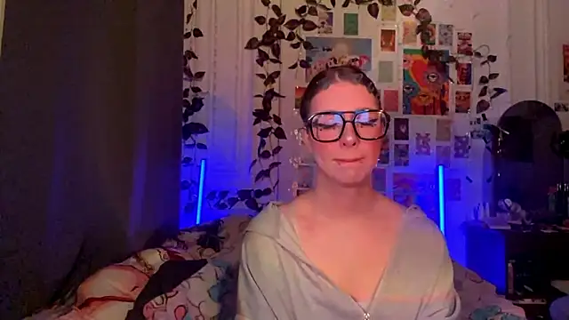 Snapshot of moonvampiq chatting on February 2026 08:08:02 PM moonvampiq online show from February 2026 08:08:02 PM