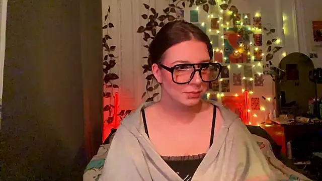 Snapshot of moonvampiq chatting on February 2026 08:31:02 PM moonvampiq online show from February 2026 08:31:02 PM