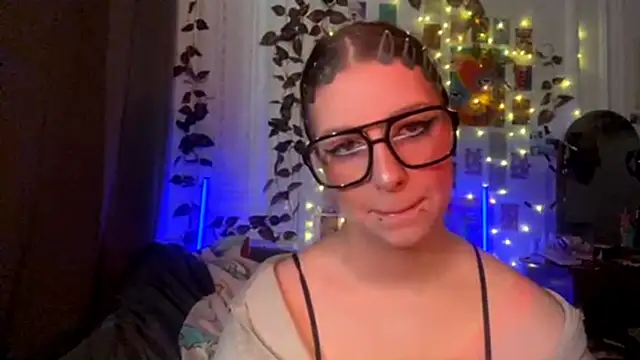 Snapshot of moonvampiq chatting on March 2026 03:23:01 PM moonvampiq online show from March 2026 03:23:01 PM