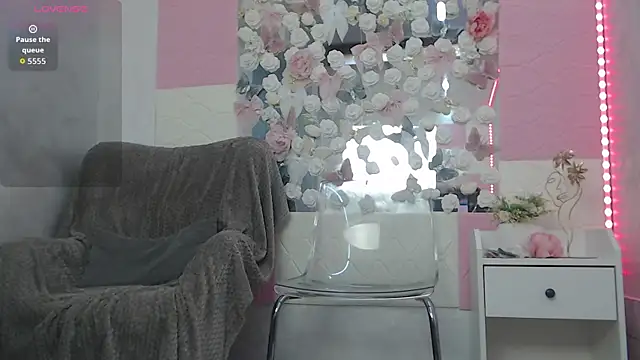 Snapshot of EmberLuna_ chatting on June 2026 06:30:01 AM EmberLuna online show from June 2026 06:30:01 AM