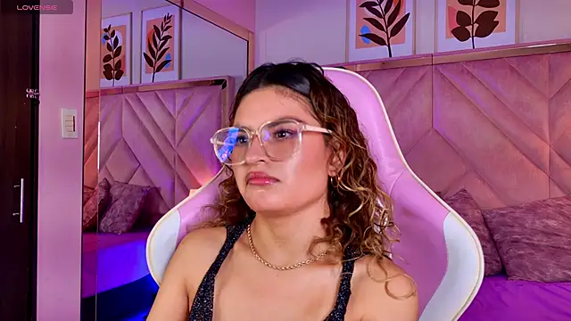 emilyjonesss  online show from April 2026 08:45:02 PM