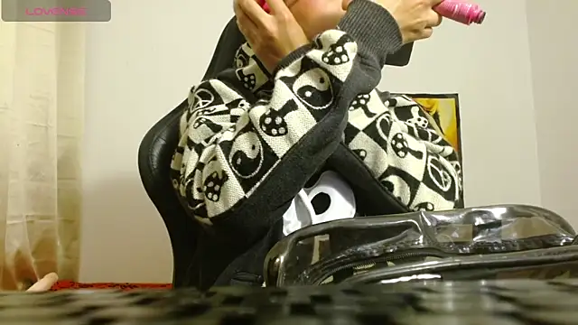 Divinejewel69 online show from April 2026 08:18:02 AM