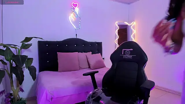 LINDSAY TAY online show from April 2026 03:30:01 AM