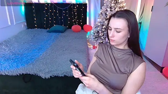 Snapshot of Vivian_Wee chatting on February 2026 09:14:02 PM Vivian Wee online show from February 2026 09:14:02 PM