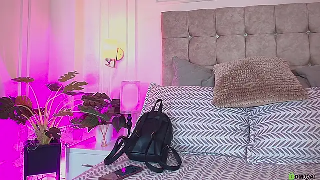 gabyevans4 online show from April 2026 12:00:01 PM