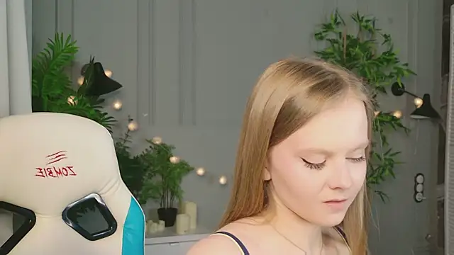 Sophie Peach  online show from March 2026 02:28:01 PM