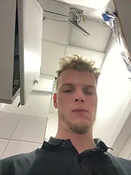 Dencchikk22 online show from April 2026 03:35:01 PM