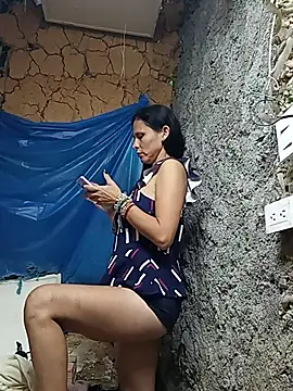 yuliitza4 online show from May 2026 10:25:02 PM
