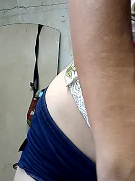 yuliitza4 online show from April 2026 02:20:02 PM