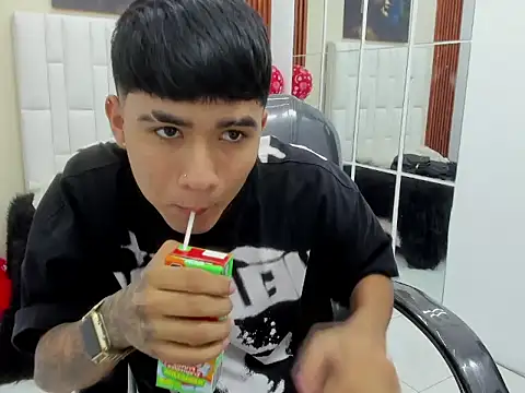 Snapshot of Thiago_collinss chatting on March 2026 10:32:01 PM Thiago collinss online show from March 2026 10:32:01 PM