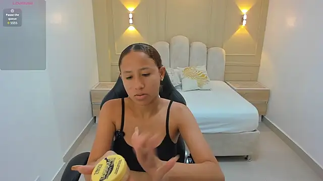 LESLYSIMPSON online show from May 2026 07:34:02 PM
