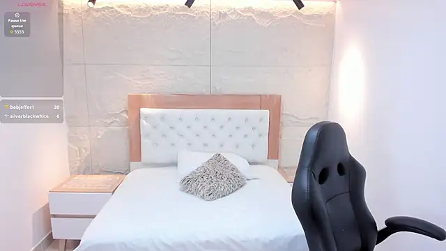 LESLYSIMPSON online show from April 2026 07:58:02 PM