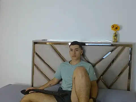 Snapshot of oliver___saint chatting on March 2026 12:39:01 AM oliver saint online show from March 2026 12:39:01 AM