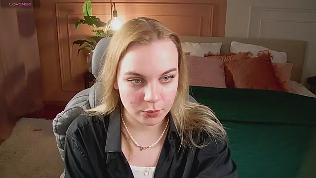 Snapshot of Glow_Margo chatting on April 2026 01:08:02 AM Glow Margo online show from April 2026 01:08:02 AM