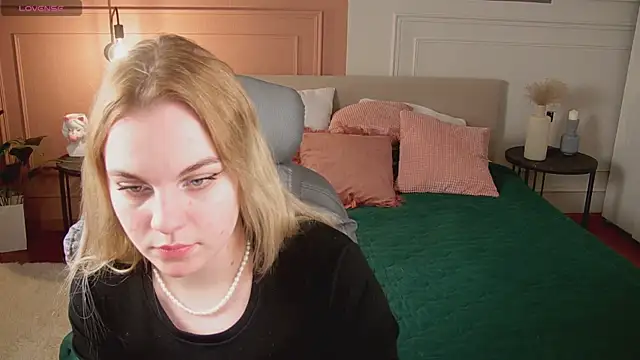 Snapshot of Glow_Margo chatting on April 2026 01:01:02 AM Glow Margo online show from April 2026 01:01:02 AM